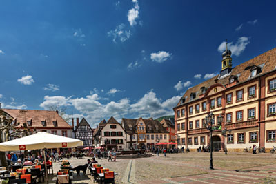Der historische Marktplatz von Neustadt an der Weinstraße © kgp.de
